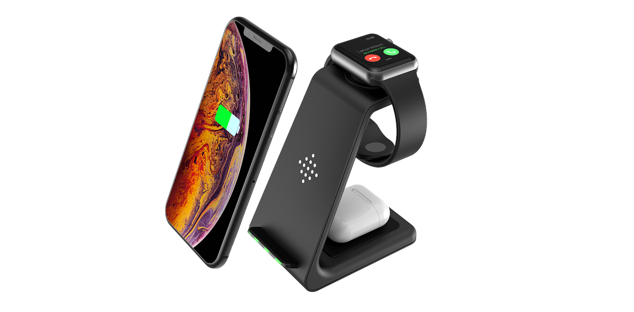 Smartphone sobre carregador sem fio, ilustrando cuidados ao lidar com bateria degradada
