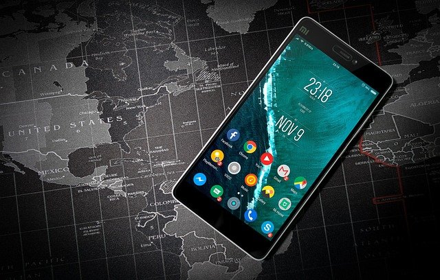 Celular em uso próximo, ilustrando diagnóstico de celular Motorola que não liga