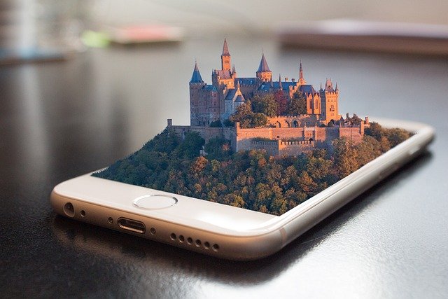 Celular Samsung com tela apagada sobre mesa, ilustrando aparelho não ligando