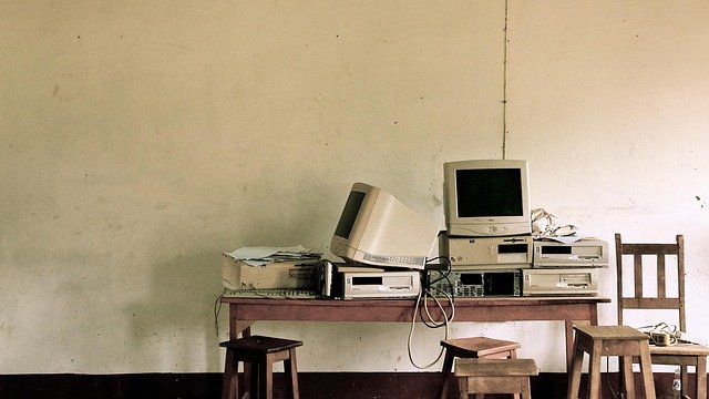 Peças de hardware de computador organizadas, representando planejamento de montagem