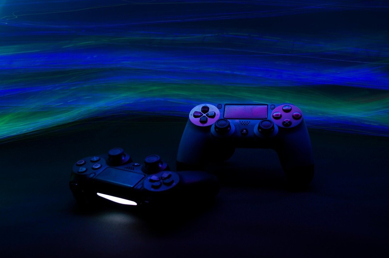 Console e controle PlayStation lado a lado, ilustrando teste de carregamento de controle PS4