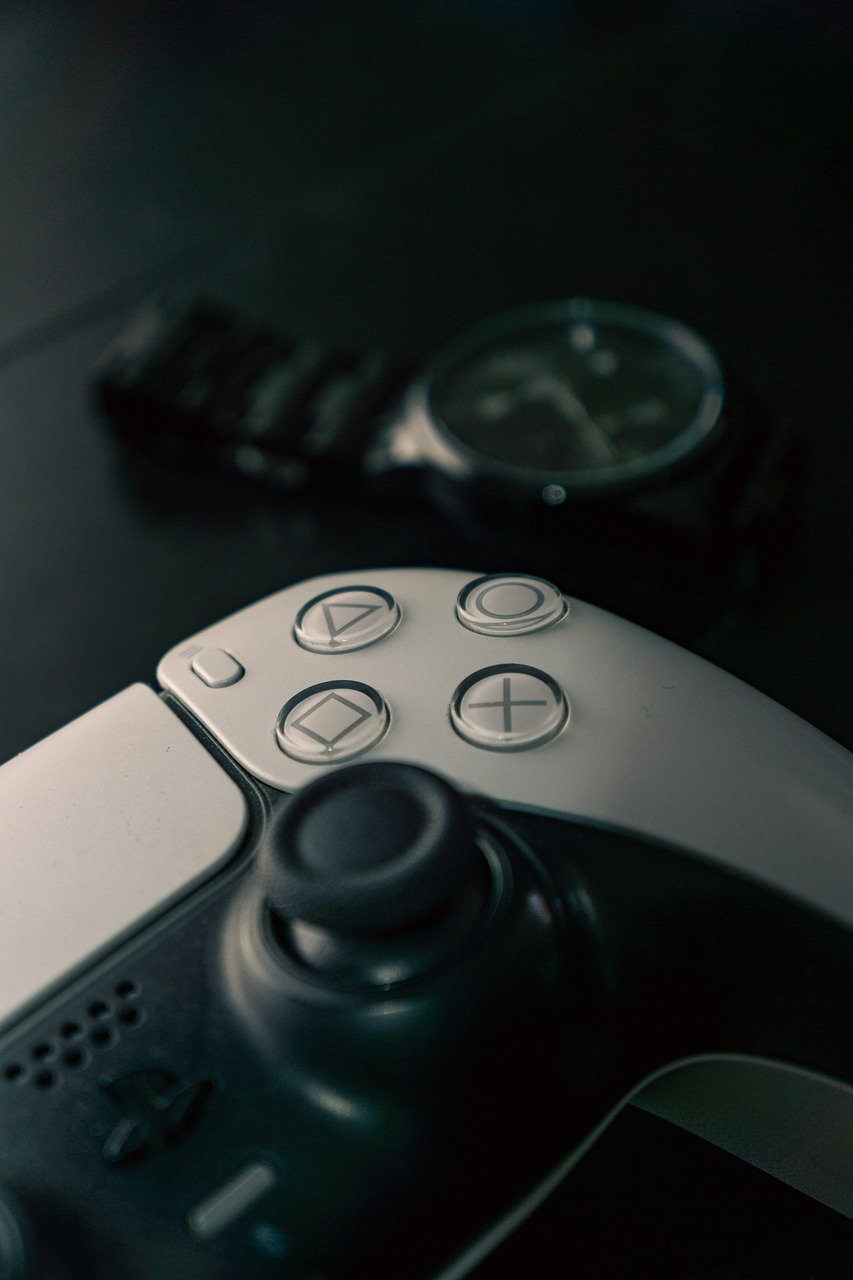 Controle DualSense do PlayStation 5, ilustrando teste de emparelhamento e carregamento