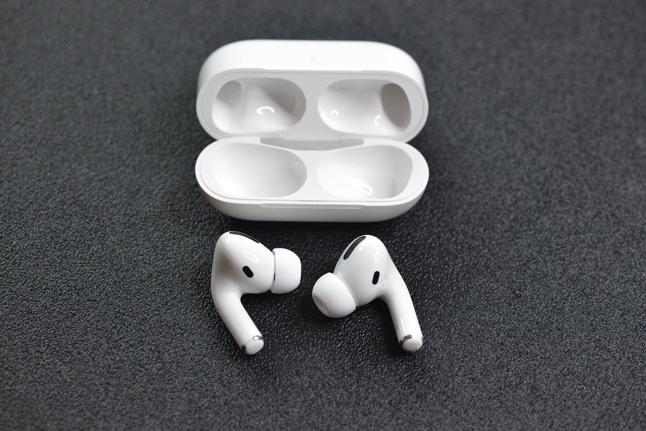 Fones de ouvido sem fio com estojo de carregamento, ilustrando teste de carregamento