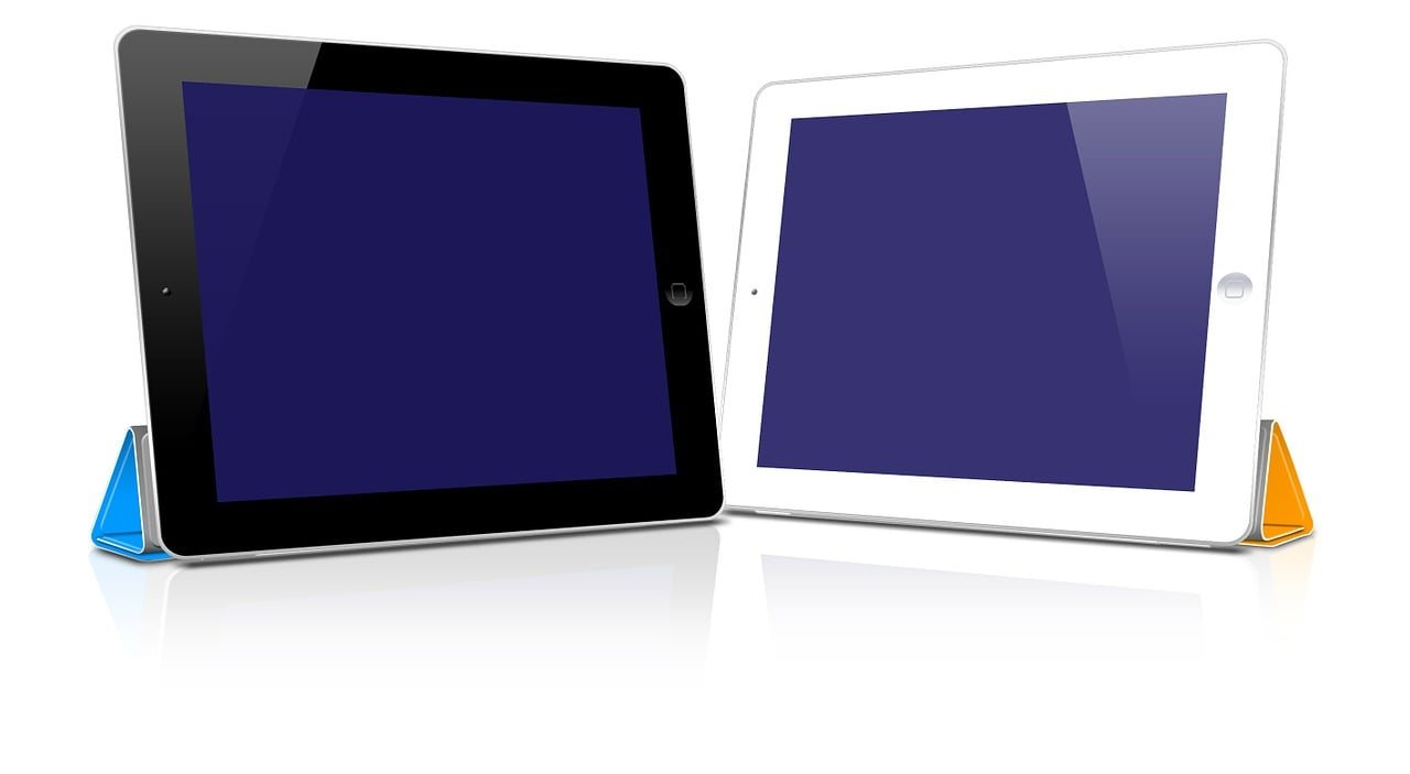 Pessoa consultando as configurações de um iPad para verificar desempenho e bateria