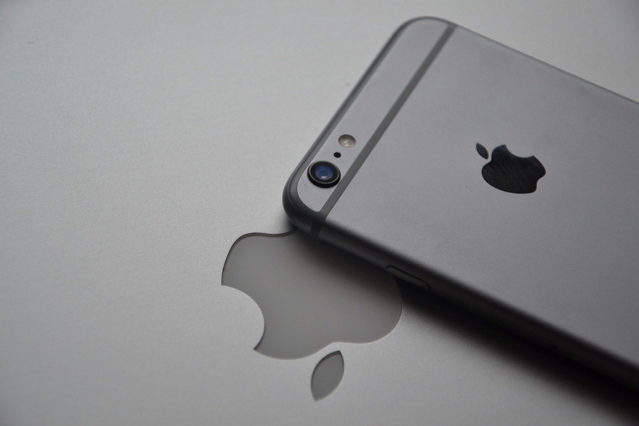Close de smartphone Apple, ilustrando verificação de saúde da bateria em dispositivo Apple