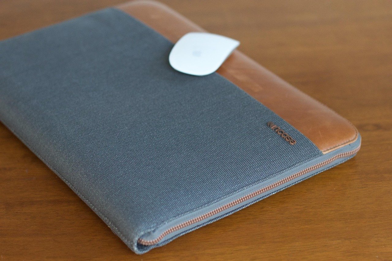 MacBook fechado sobre mesa, ilustrando verificação de ventilação e superaquecimento
