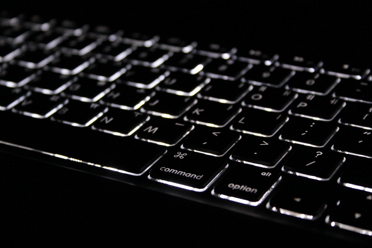 Teclado de MacBook em close, ilustrando combinação de teclas para reset de NVRAM
