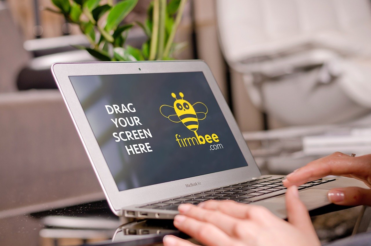 MacBook aberto com tela iluminada sobre mesa, ilustrando verificação após atualização de sistema
