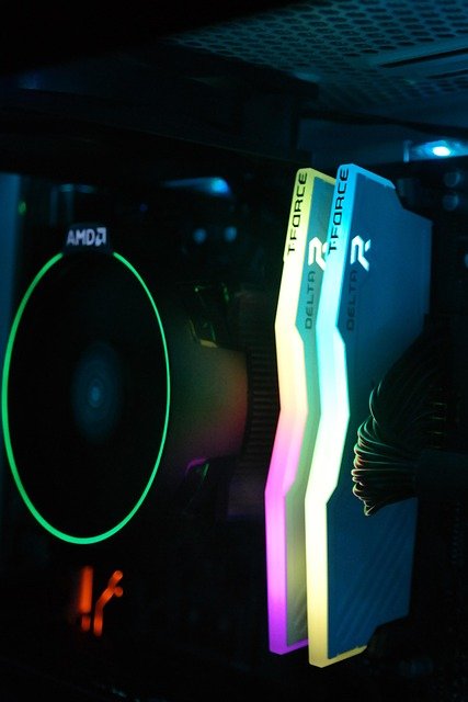 Computador gamer montado com iluminação RGB sobre mesa
