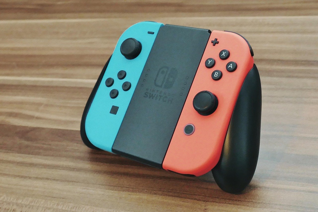 Console Nintendo Switch com controles, ilustrando teste de cartão de memória