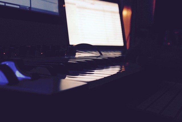 Teclado de notebook em close, ilustrando verificação de notebook HP com luzes acesas e tela preta