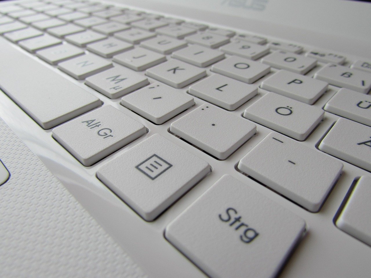 Teclado de notebook em uso, ilustrando verificação de hardware em notebook HP