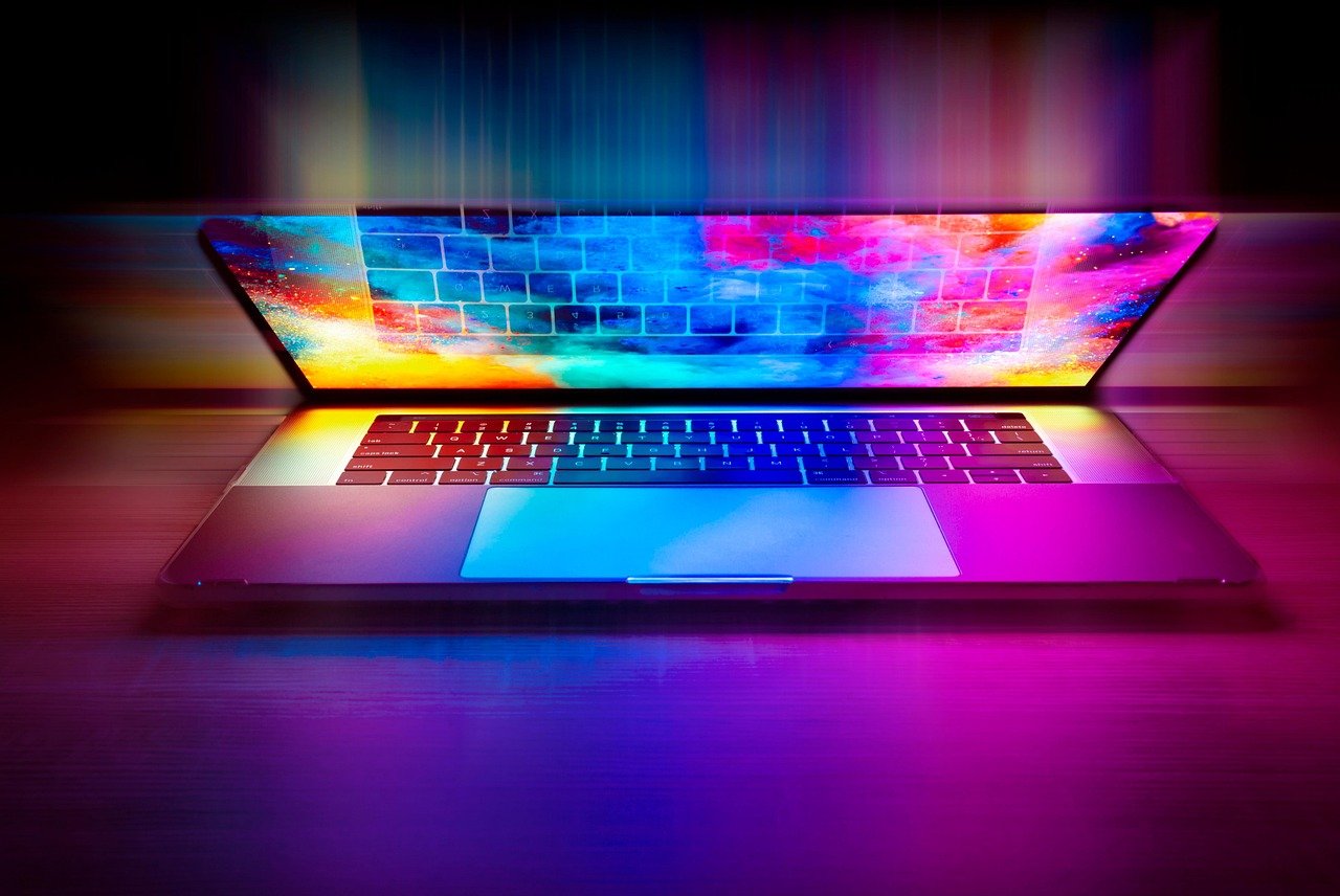 Notebook Lenovo fechado sobre mesa, ilustrando teste de reinicialização forçada