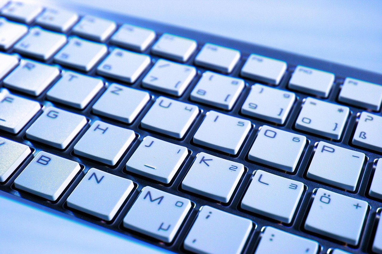 Teclado de notebook em uso, ilustrando verificação de desempenho em notebook Lenovo travando