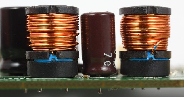 Detalhe de componentes eletrônicos em uma placa-mãe de computador