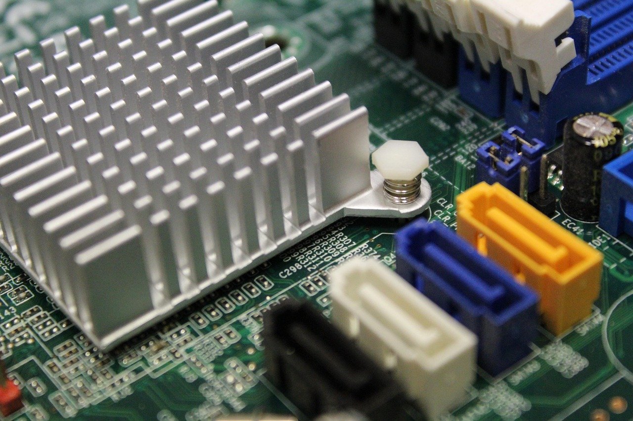 Gabinete de computador aberto mostrando componentes internos, ilustrando teste de slot PCIe