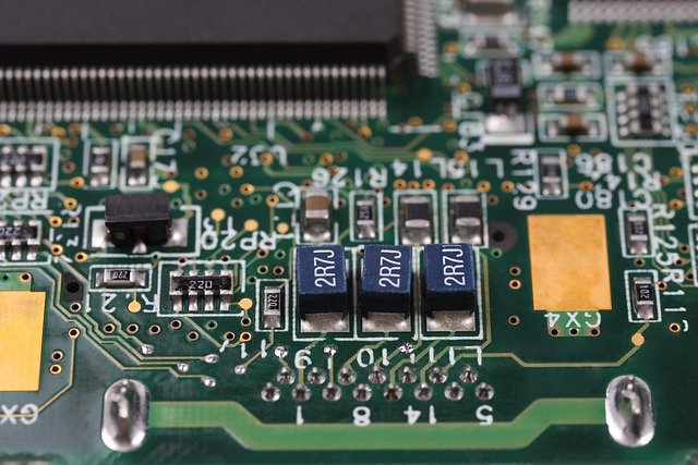 Placa-mãe de computador com slots de memória e conectores visíveis