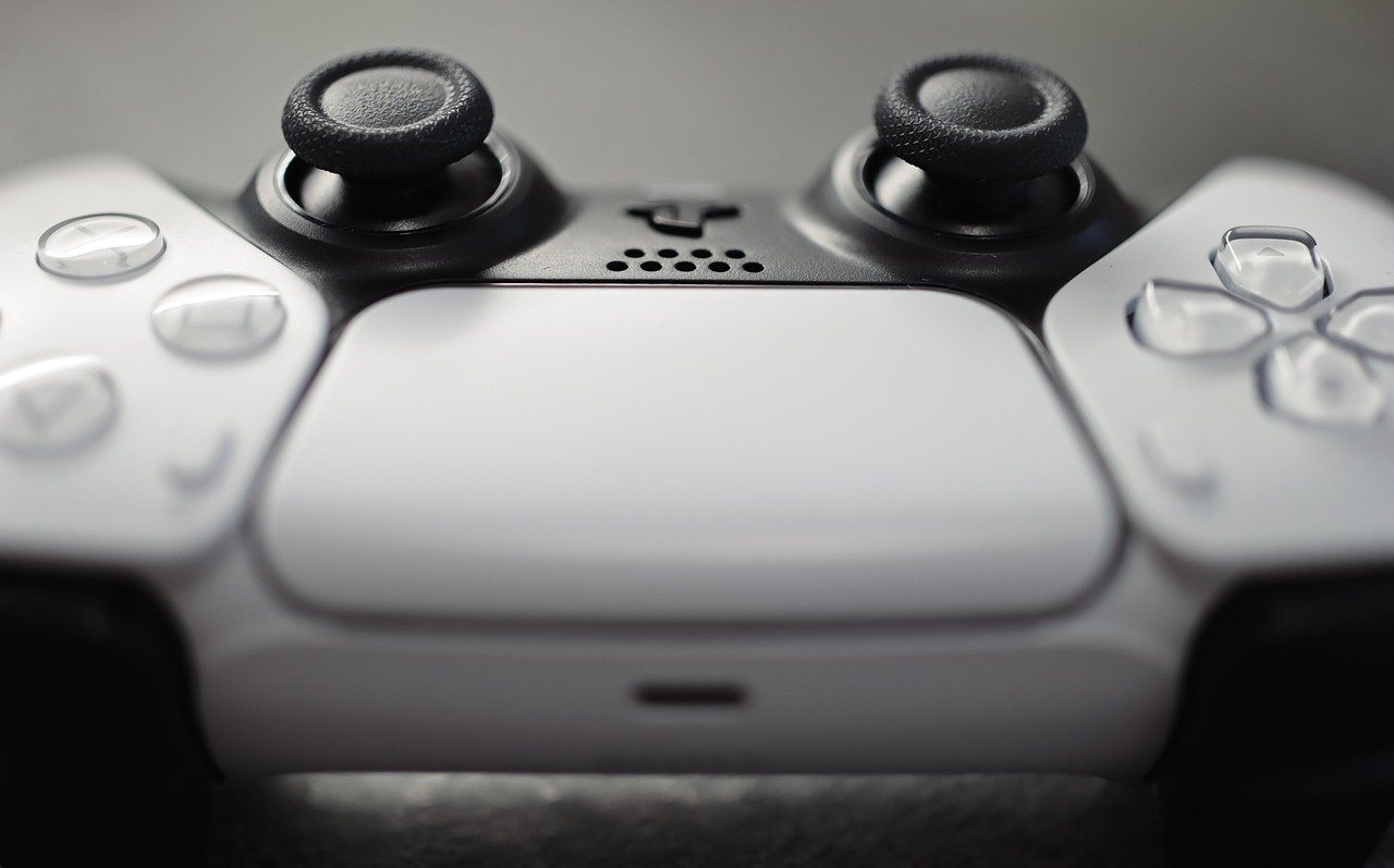 Controle e console PlayStation sobre mesa, ilustrando teste de energia em PS4 que não liga
