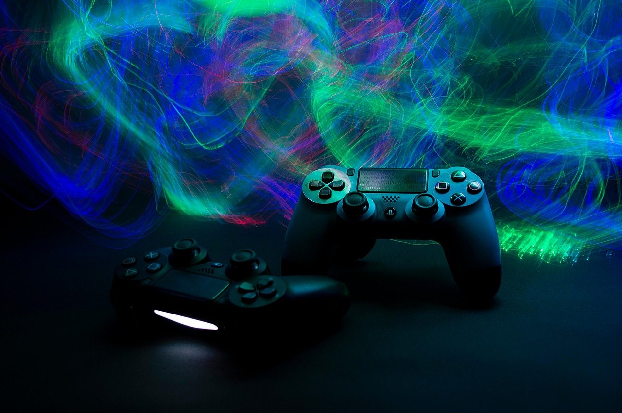 Console PlayStation com dois controles ao lado, ilustrando diagnóstico de PS4 que trava ao iniciar