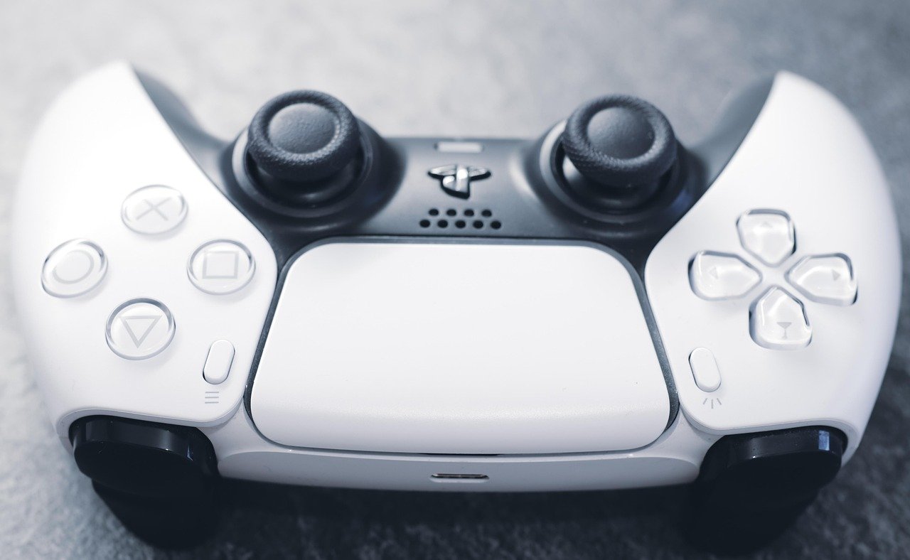 Console PlayStation 5 com controle ao lado, ilustrando diagnóstico de ventoinha
