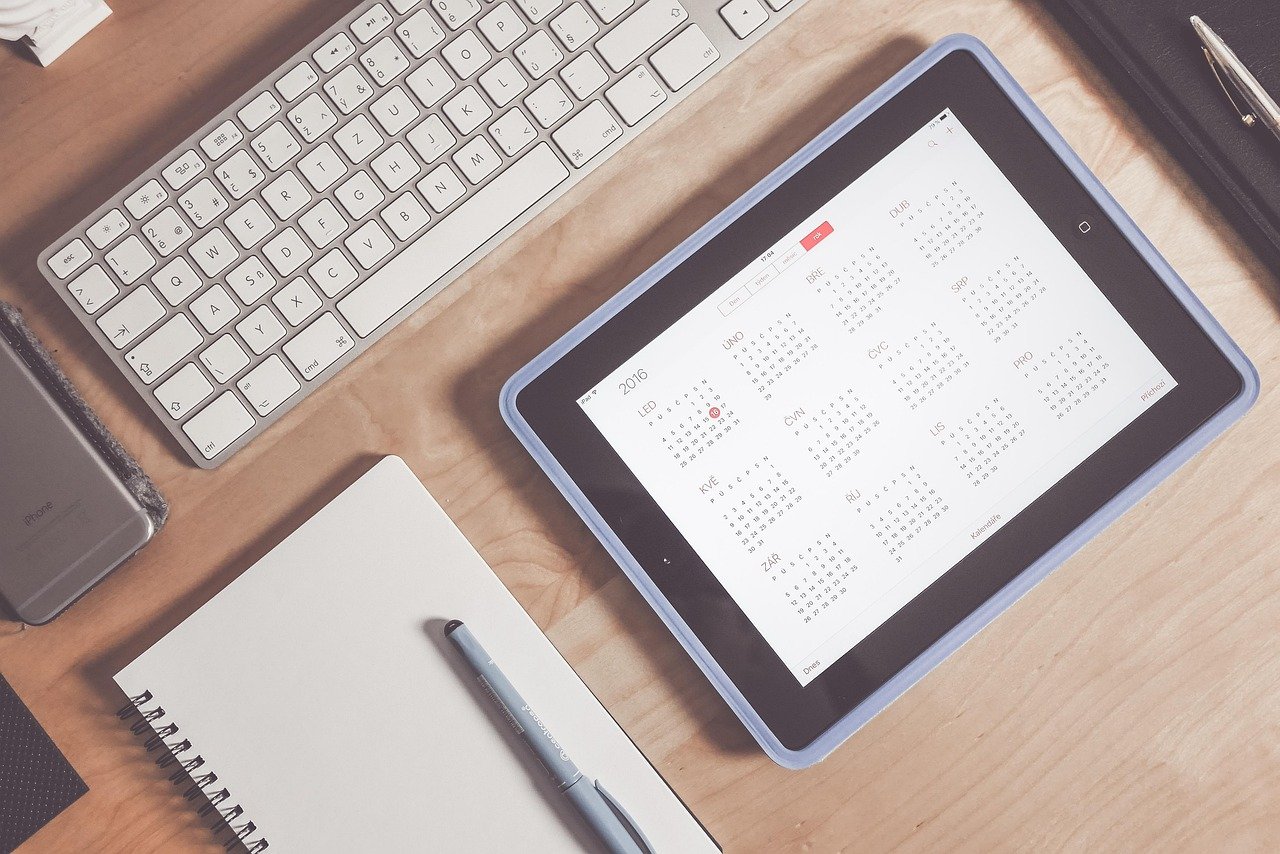 Tela de tablet exibindo diversos aplicativos abertos ao mesmo tempo