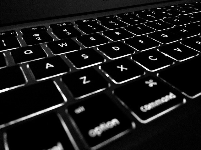 Teclado de notebook visto de perto, ilustrando teclas específicas sem resposta