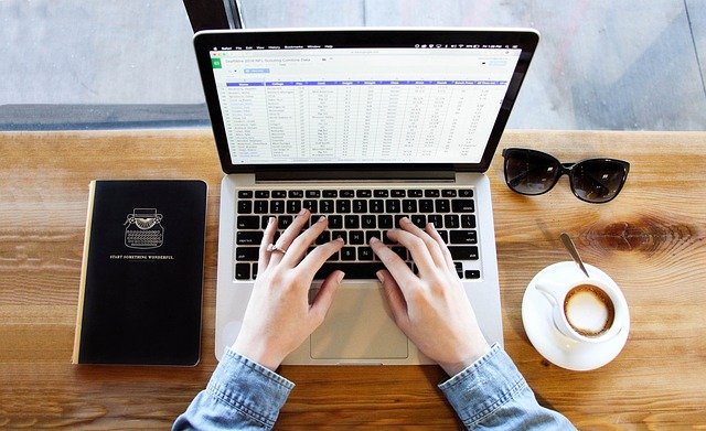 Notebook aberto sobre mesa, ilustrando limpeza e manutenção de teclado de notebook