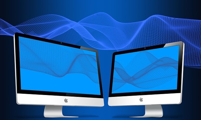 Teclado de notebook em uso, ilustrando verificação de ventilação em notebook com tela azul