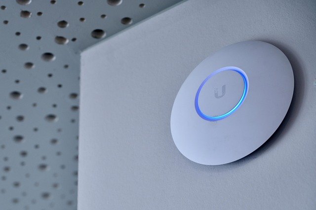 Roteador Wi-Fi próximo, ilustrando configuração de rede