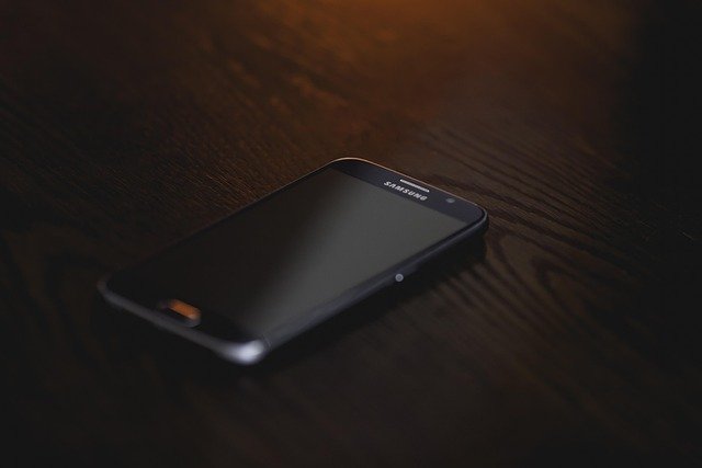 Celular em uso próximo, ilustrando teste de conexão Wi-Fi