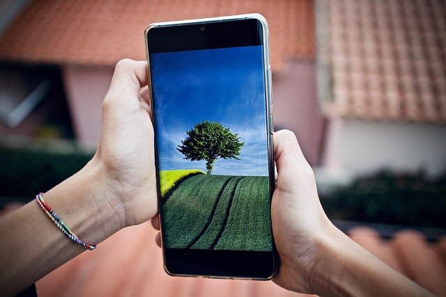 Pessoa utilizando celular em ambiente doméstico, ilustrando conexão Wi-Fi