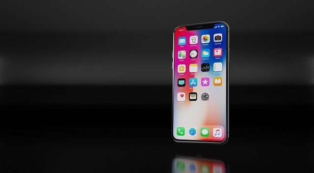 iPhone em uso próximo, ilustrando configuração de rede