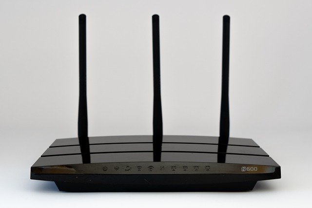 Notebook em uso sobre mesa de trabalho, ilustrando conexão Wi-Fi em notebook