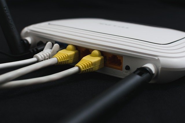 Roteador Wi-Fi em ambiente doméstico, ilustrando diagnóstico de rede