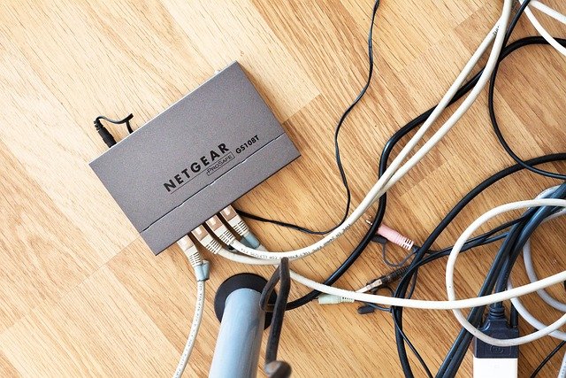 Pessoa usando notebook em ambiente doméstico, ilustrando conexão Wi-Fi