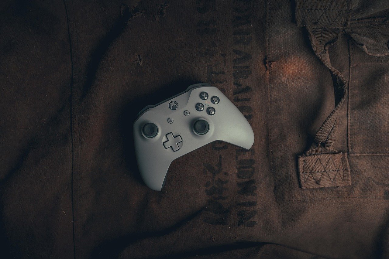 Console Xbox sobre mesa, ilustrando teste de energia residual