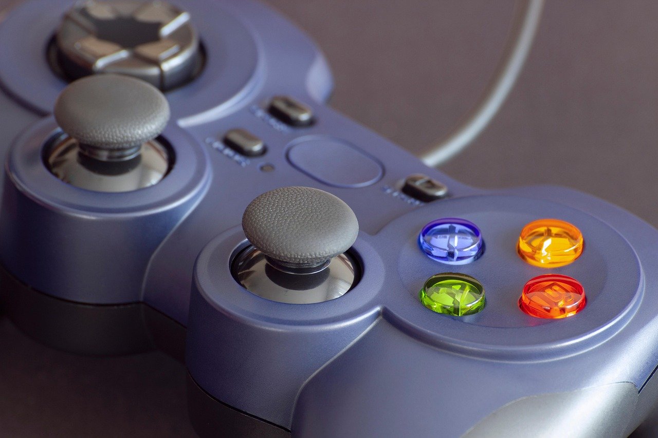 Controle de videogame sobre mesa, ilustrando teste de console que não liga