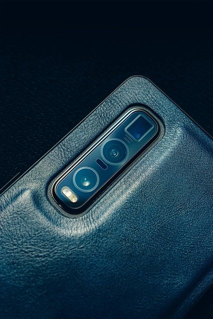 Celular em uso próximo, ilustrando diagnóstico de celular Xiaomi que não liga